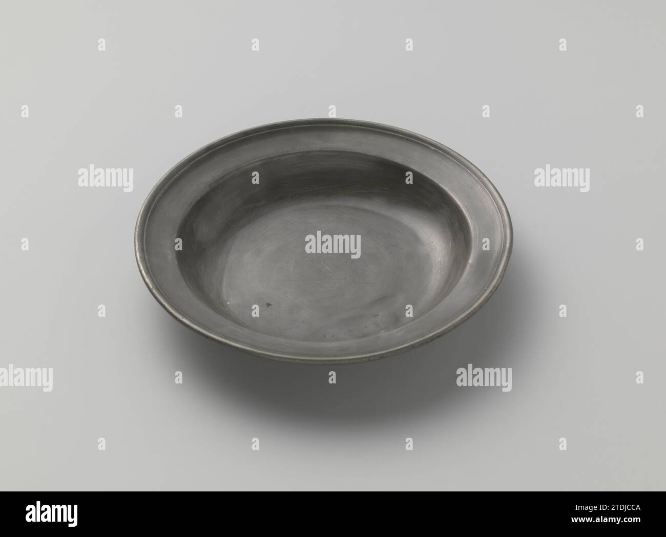 Round edge, c. 1700 c. 1800 Round of Tin plate. The thin edge has