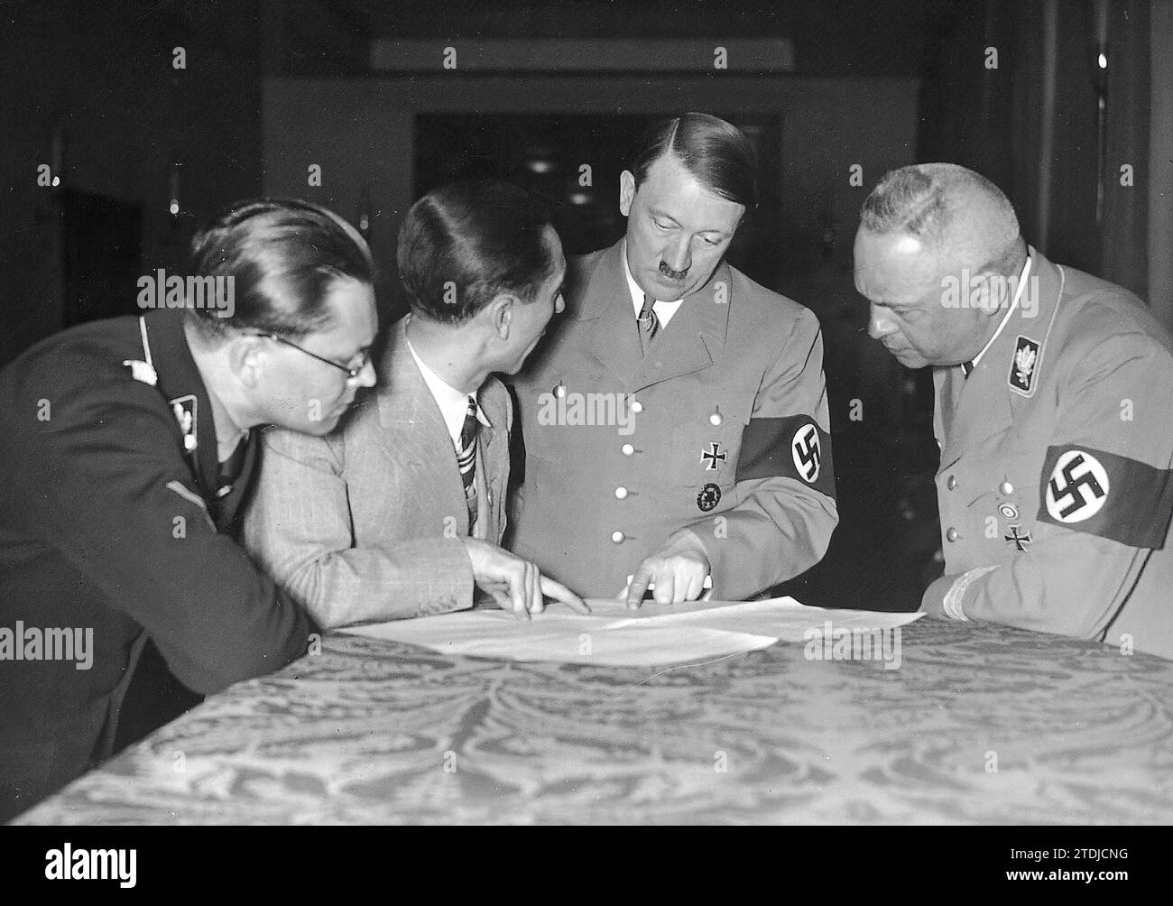 Berlin, 03/29/1936. During the elections the 'führer', Adolf Hitler, compares the first electoral results with those of the previous elections. In the photo from left to right: Director General Bouhler, Minister Goebbels, Adolf Hitler and Minister Kerrl. Credit: Album / Archivo ABC / José Díaz Casariego Stock Photo