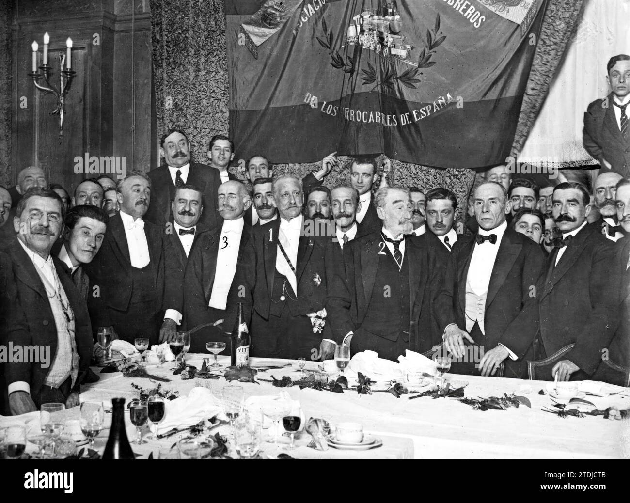 12/31/1915. The Ferrovirios banquet in Madrid. The president of the Association of Employees and Workers of the Spanish Railways, Mr. Saavedra (1), with the Ministers of Development, Mr. Salvador (2), and of Finance, Mr. Urzaiz (3), at the banquet held at the palace hotel. Credit: Album / Archivo ABC / José Zegri Stock Photo