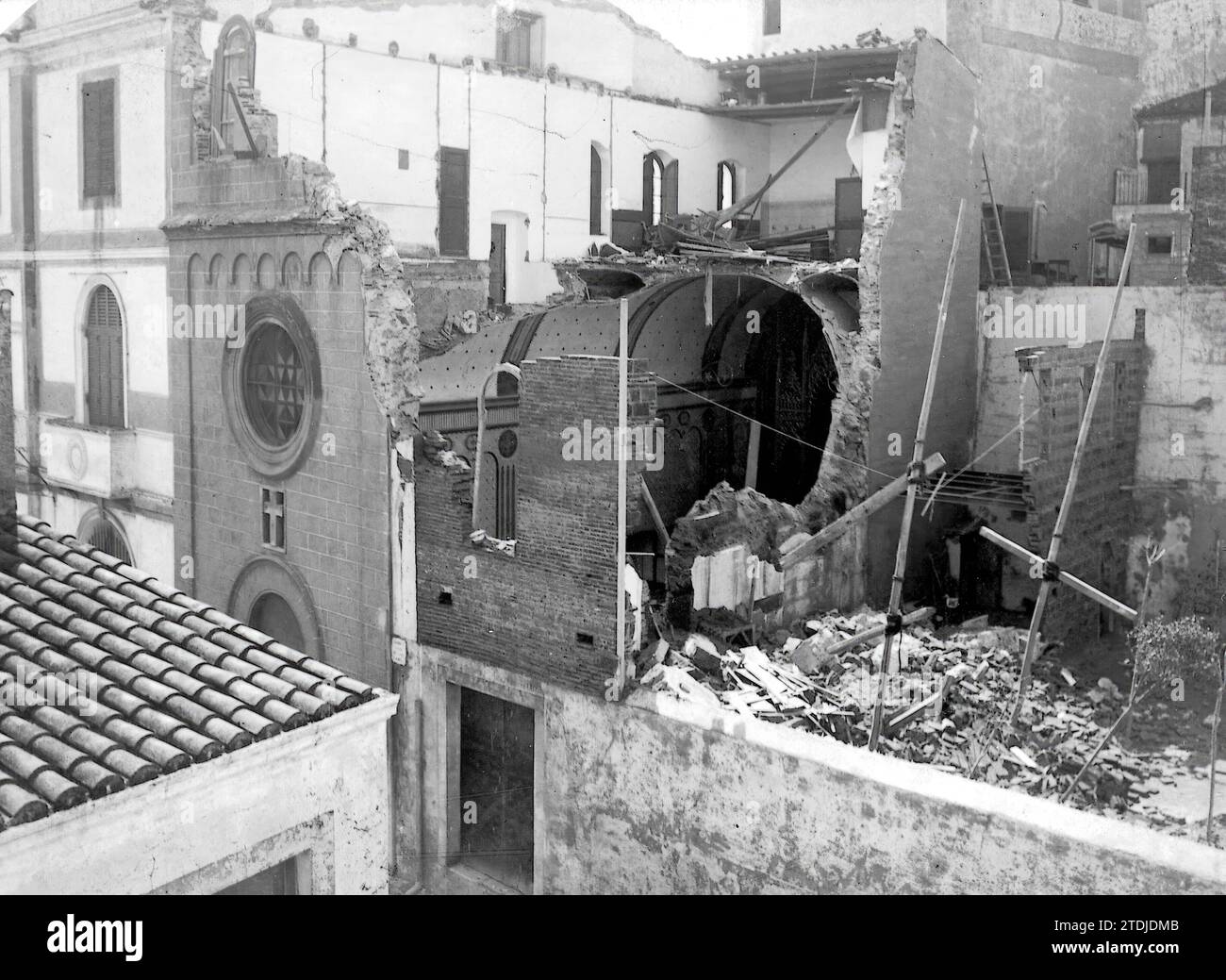03/02/1911. The Arenys de Mar catastrophe: the state of the Escolapias Sisters convent as a result of the collapse that occurred on Last Friday, and in which two Nuns lost their lives. Credit: Album / Archivo ABC / Federico Ballell Stock Photo