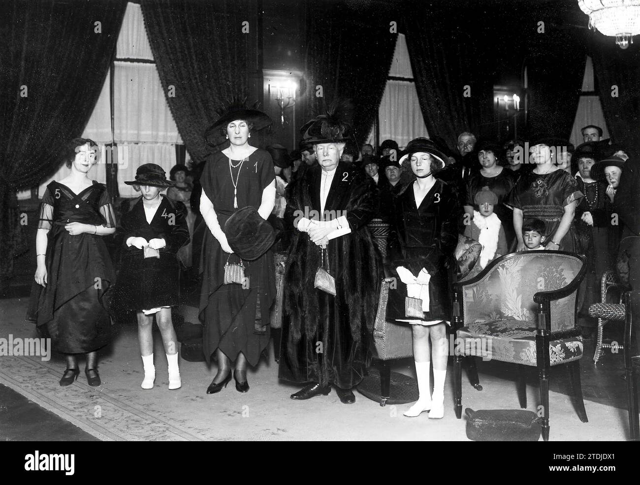 03/16/1921. Madrid. In the Party Room of the Palace Hotel. HM Queen Victoria Eugenia (1), and Hs.Aa. the Infantas Doña Isabel (2) and Doña Beatriz (3) and Doña Cristina (4), with the eminent pianist Carolina Peczenik (5), after the interesting concert given by Esta. Credit: Album / Archivo ABC / Julio Duque Stock Photo