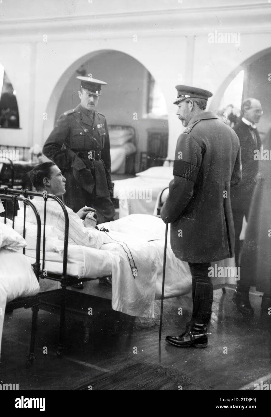 11/01/1914. The King of England and his Troops. The English Monarch, George V, Visiting the Wounded Indians in the Hospital. Credit: Album / Archivo ABC Stock Photo