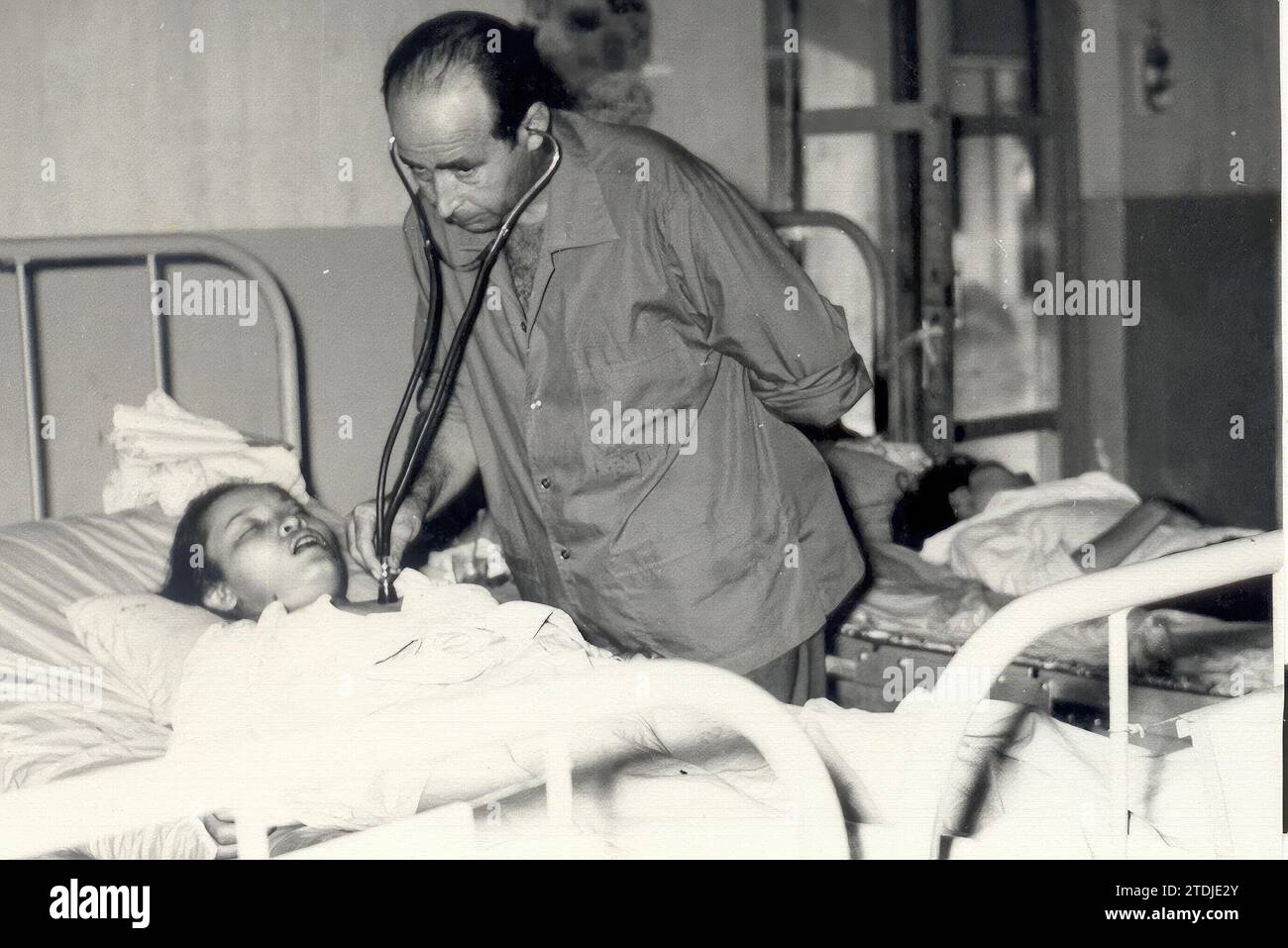 01/01/1967. Vietnam War. Spanish health mission in Gò-Công, a city in the Mekong Delta located 45 km away. from Saigon. A patient treated by a Spanish soldier at the Gò-Công hospital. Credit: Album / Archivo ABC Stock Photo