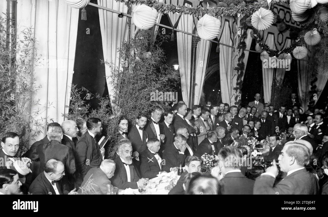 05/31/1915. Tribute to an artist in Seville. The distinguished painter Gonzalo Bilbao (X), at the banquet with which he was entertained in the booth of the Labradores circle (as compensation for not having been granted the highest reward in Madrid for his magnificent painting 'las Cigarreras'). Credit: Album / Archivo ABC / Juan Barrera Stock Photo