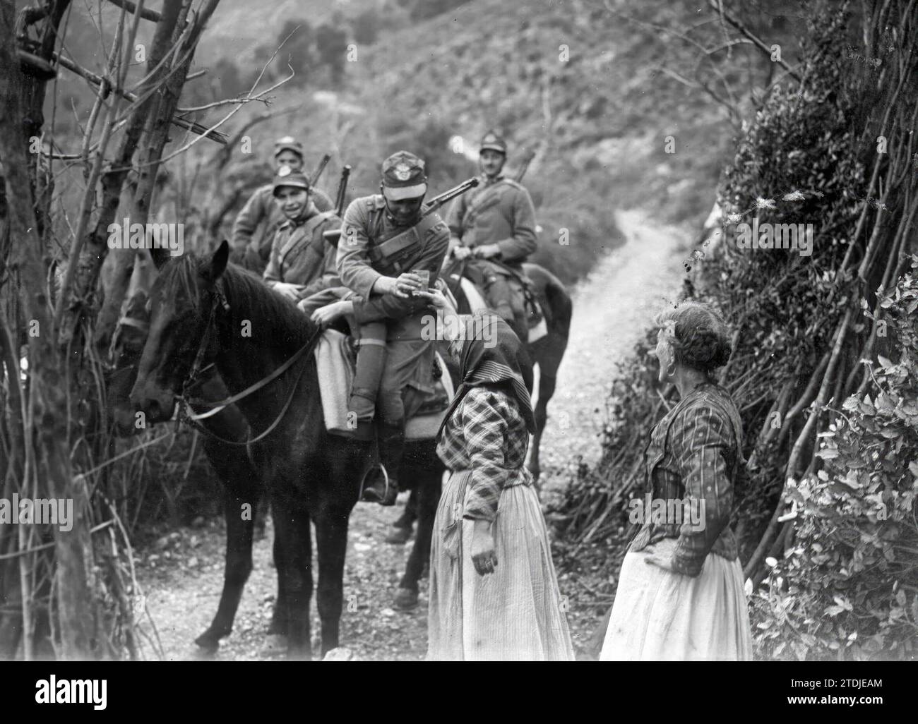 12/31/1915. The Italians in Campaign. Women of an Alpine village watering the soldiers of an Italian cavalry patrol. Credit: Album / Archivo ABC Stock Photo