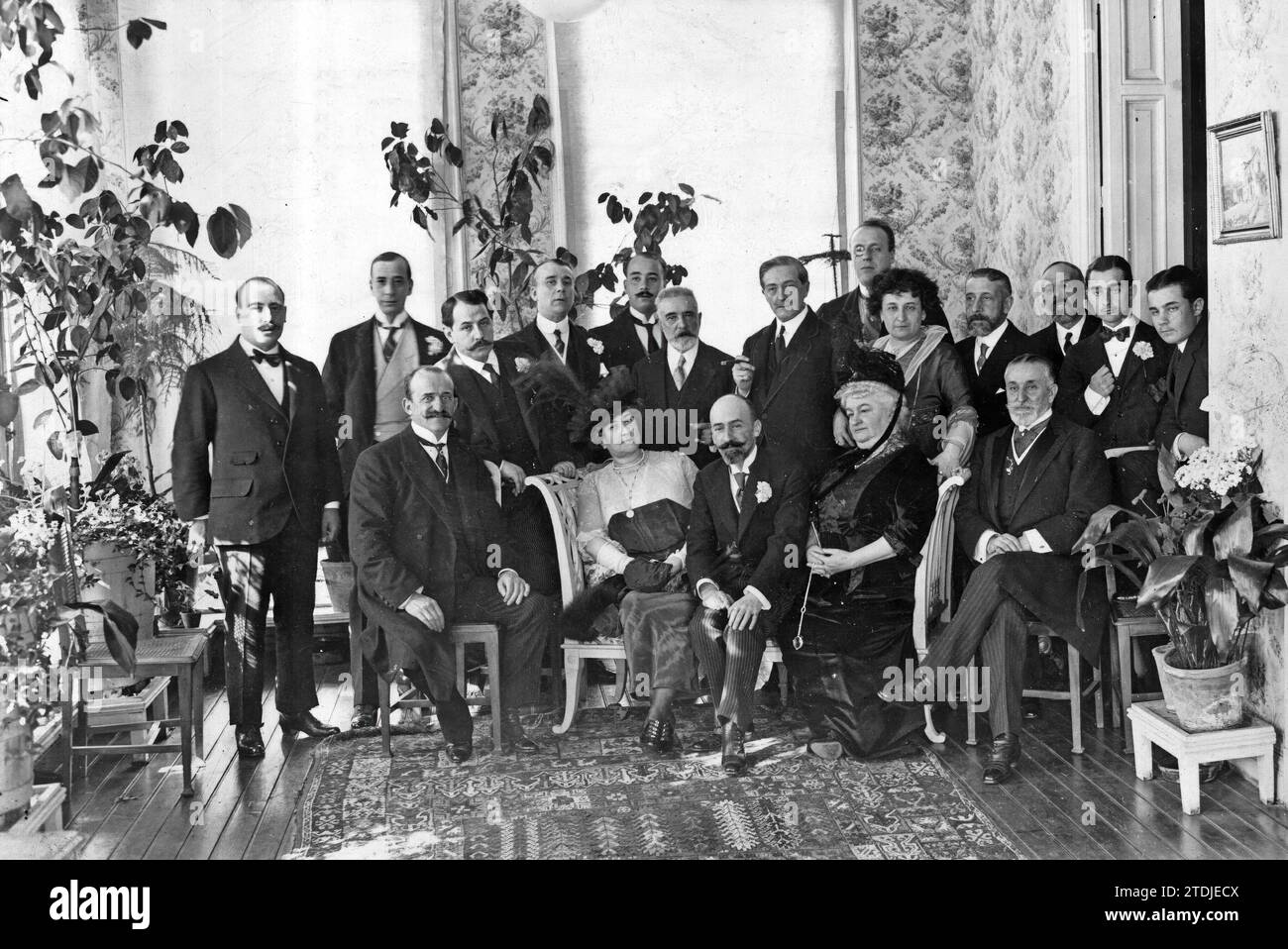 Madrid, 03/21/1914. Celebration of an illustrious playwright. Monsieur Paul Hervieu (x), surrounded by the personalities who attended the meal given in his honor by the illustrious artists María Guerrero and Fernando Díaz de Mendoza at his hotel on Zurbano Street: among the attendees were the Duchess of Montellano, Countess of San Luis, Countess of Pardo Bazán, the Ambassador of France, the Count of Romanones, Duke of Montellano, Count of San Luis, Benavente, Marquina, Ramos Carrión, Mariano Díaz de Mendoza, Fernando, Luis and Carlos Mendoza, and the Marquis of Valdeiglesias. Credit: Album / A Stock Photo