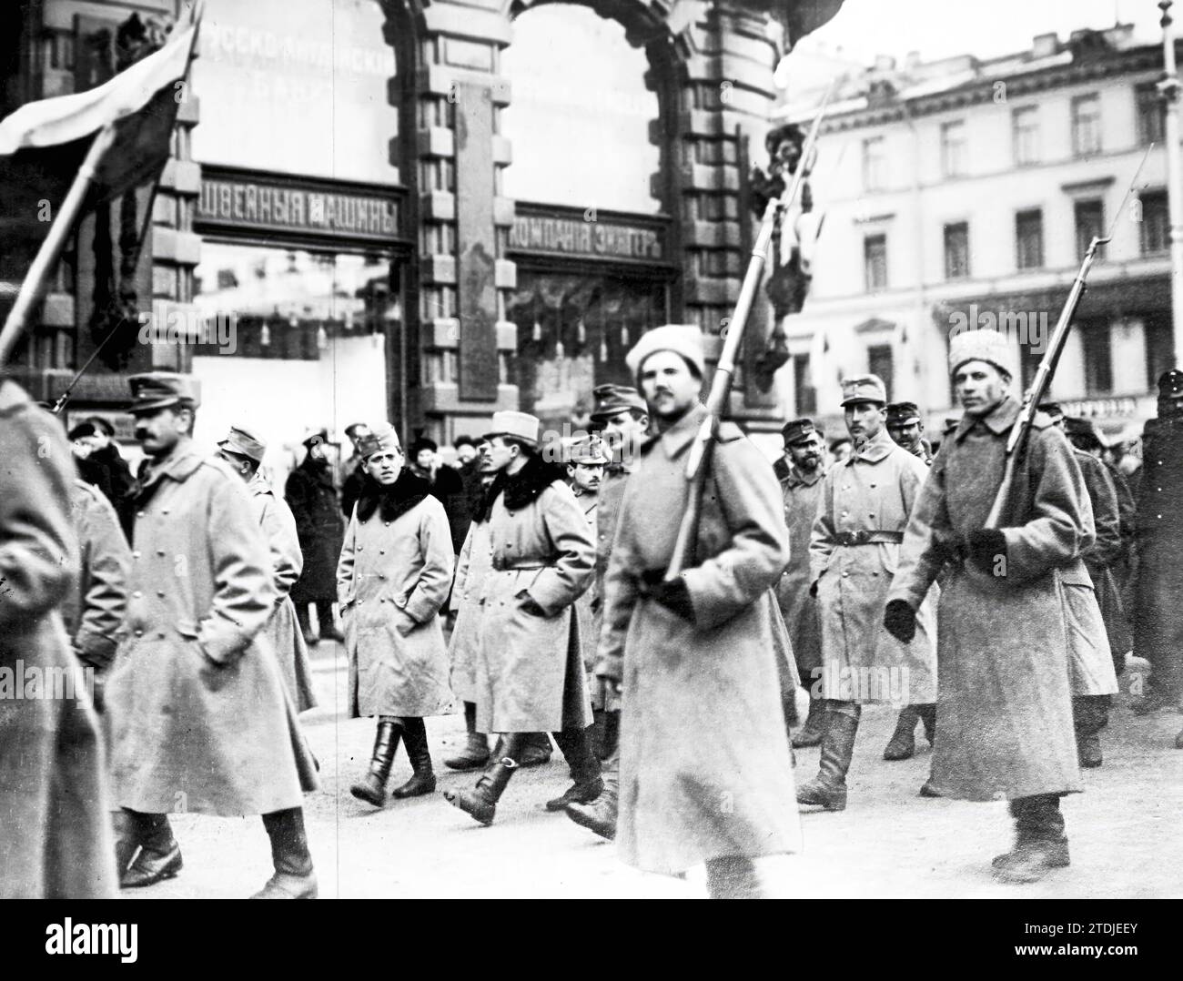 01/31/1916. The War in Eastern Europe. Columns of Austrian Prisoners Guarded by Russian Soldiers Upon Arrival in Saint Petersburg. Photo: R. Parrondo. Credit: Album / Archivo ABC / Parrondo Stock Photo