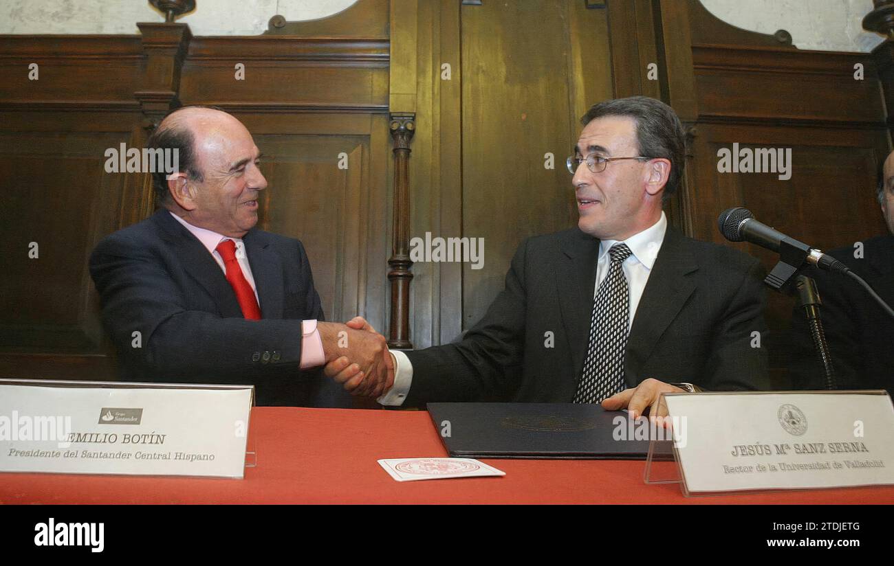 03/06/2005. valladolid foto heras The president of the BSCH signs a framework agreement with the University of Valladolid The president of Banco Santander Central Hispano, Emilio Botín, signs a framework agreement with the University of Valladolid, which contemplates an increase in the financial amounts for the program Erasmus-Socrates and the financing of two new activities: the training program for research personnel and the creation of the Chair of Scientific Culture, m,,,,,,,,,,,,,,,,,,archdc. Credit: Album / Archivo ABC / Francisco Javier De Las Heras Stock Photo