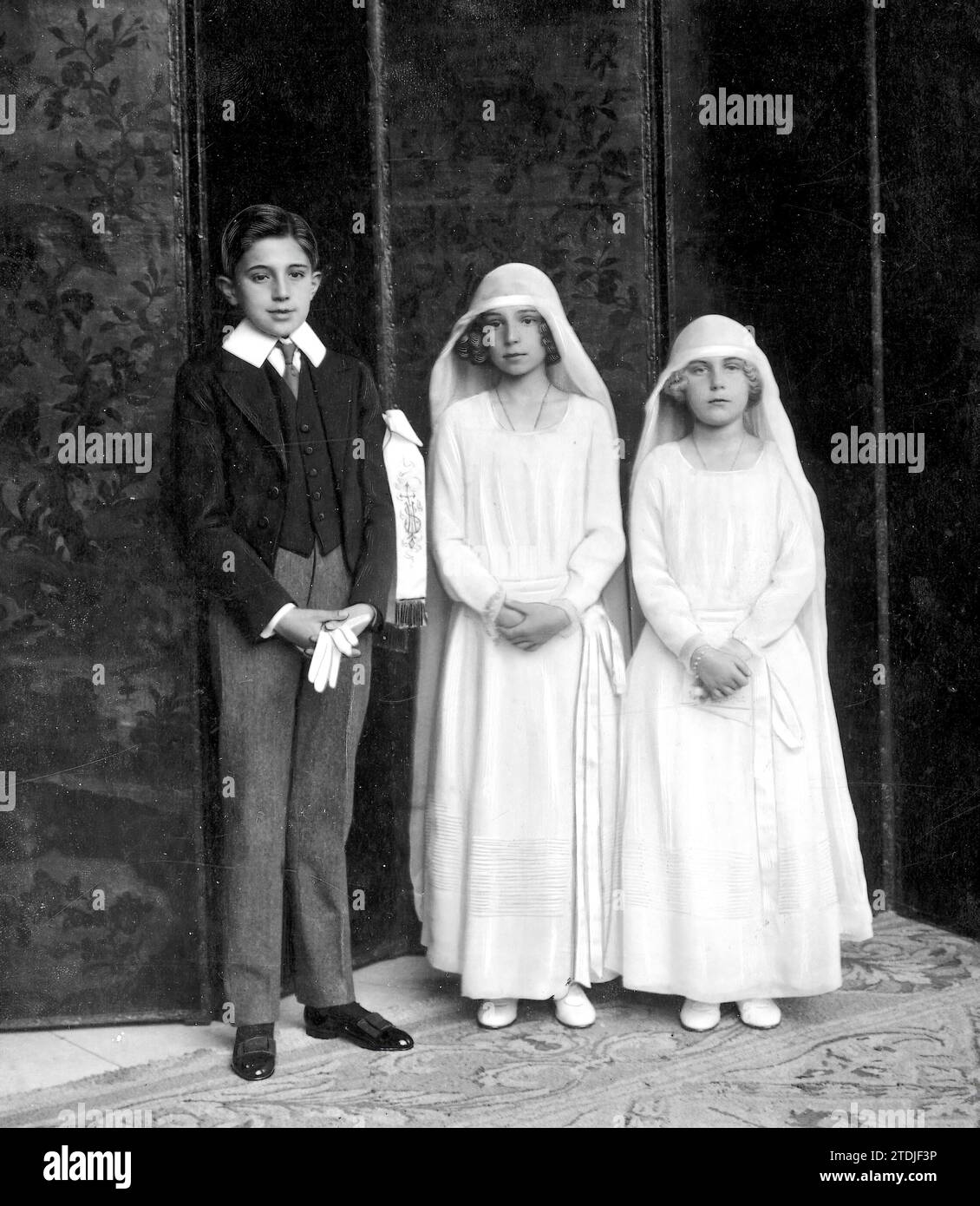 12/22/1918. The first Communion of the Infants.Ss.Aa.Rr. Mr. Jaime, Mrs. Beatriz and Mrs. Cristina After receiving the Sacrament yesterday Tomorrow. Credit: Album / Archivo ABC / Ramón Alba Stock Photo