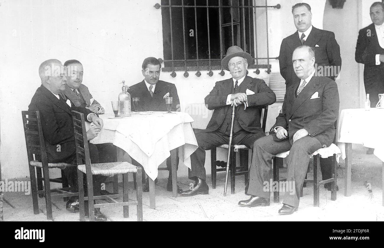 04/30/1934. Political Food. Interview between Lerroux and Martínez barrio about the possible split in the Radical party, and Messrs. Lara, Guerra del Río and Rocha. Credit: Album / Archivo ABC Stock Photo
