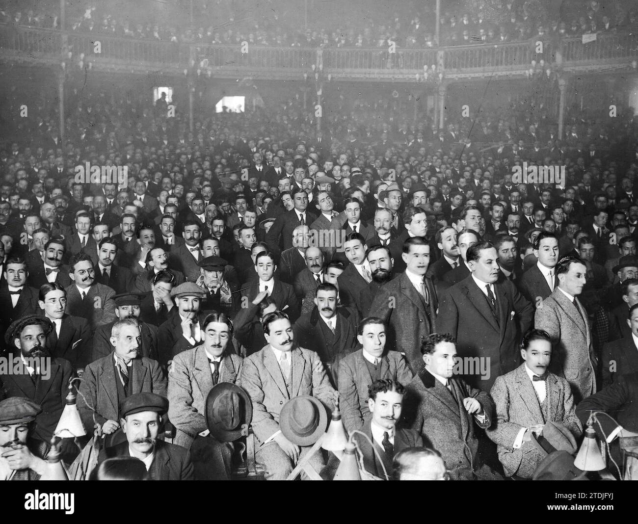 01/31/1913. On the occasion of the Oppositions to Notaries. Aspect of the hall of the Tivoli theater in Barcelona, during the Notaries meeting, at the exit of which Noisy Demonstrations were Promoted on the Ramblas. Photo Arija. Credit: Album / Archivo ABC / José Arija Stock Photo