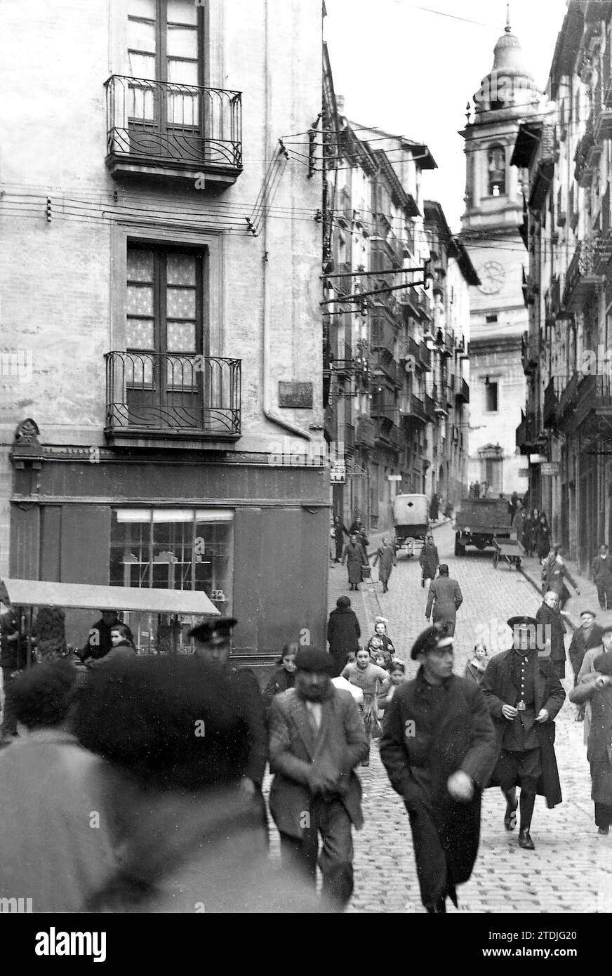 12/31/1935. By order of the judge investigating the summary, the reconstruction of the robbery of the Pamplona cathedral has been carried out. In the photograph, the author of the Robbery, José Ramón Rodríguez, Nicknamed 'the Portuguese', leaving the cathedral. The diligence is over. Credit: Album / Archivo ABC / Roldán Stock Photo