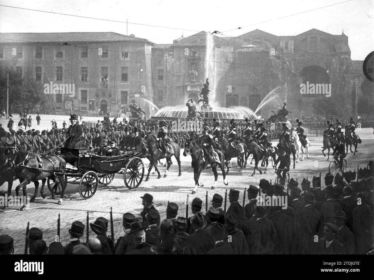 02/29/1916. The journey of a prince. Crown Prince Alexander of Servia arriving in Rome. Accompanying him in the carriage is the Duke of Genoa, regent of the Italian kingdom during the War. Credit: Album / Archivo ABC / Charles Trampus Stock Photo