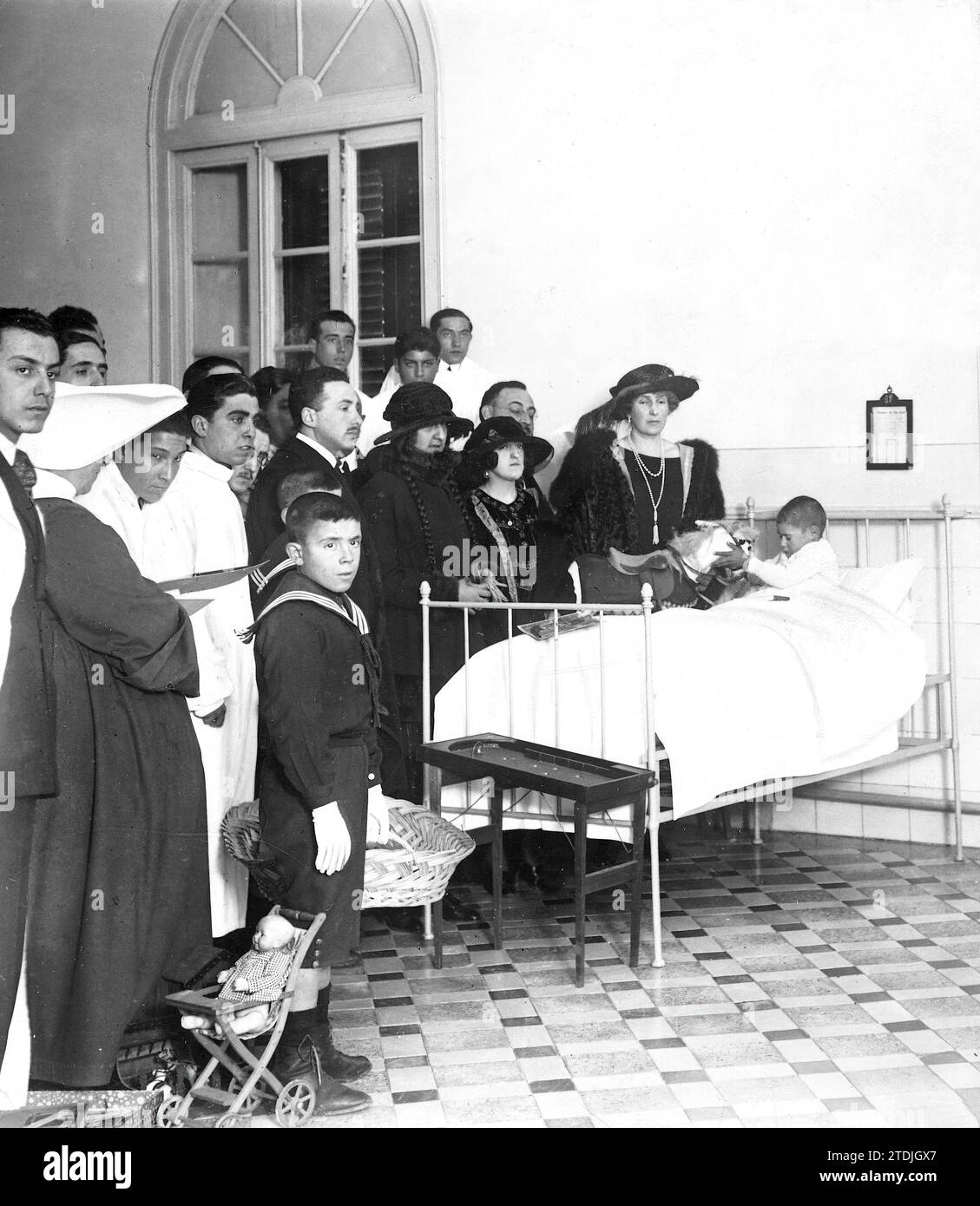 12/25/1920. Madrid. In the hospital of the child Jesus HM Queen Victoria (X) Distributing Toys to the Sick Asylums. Credit: Album / Archivo ABC / Julio Duque Stock Photo