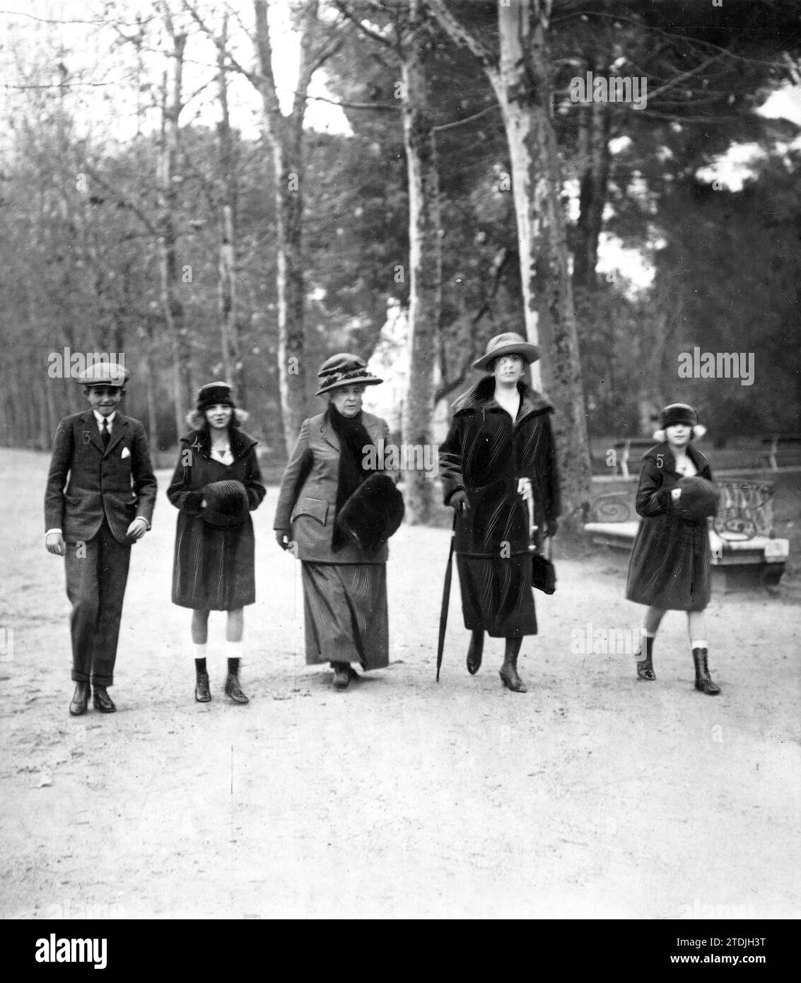 12/28/1920. Madrid, in the Retiro park. HM Queen Victoria (1) with her mother Princess Beatrice of Battenberg (2) and Ss. Ah. the Infantes D. Jaime (3), Doña Beatriz (4) and Doña Cristina (5) during their walk yesterday. Credit: Album / Archivo ABC / Julio Duque Stock Photo