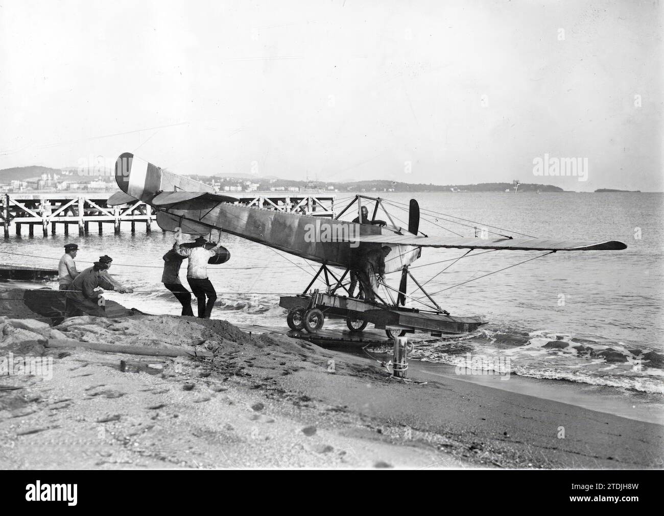 12/31/1913. Maritime aviation in France: launching in San Rafael of the hydrofoil of Lieutenant Destrem, which was transferred by flight to the Cruiser "Foudre", on the high seas. Credit: Album / Archivo ABC / M. Rol Stock Photo