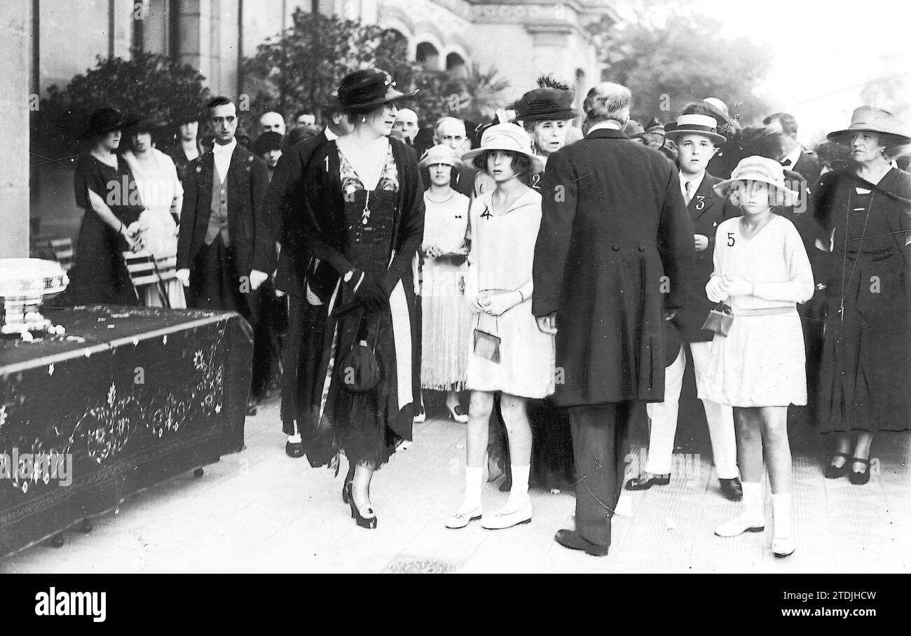 08/31/1921. Saint Sebastian. In the casino their Majesties Queen Victoria (1) and Queen Cristina (2), surrounded by HRH the Prince of Asturias (3) and the Infantas Queen Beatriz (4) and María Cristina (5), upon entering the raffle That, for the benefit of the wounded in Africa, I organize the Casino. Credit: Album / Archivo ABC / Julio Duque Stock Photo