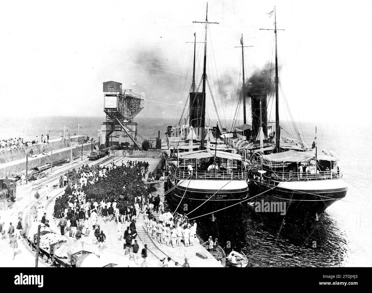 Embarking soldiers hi-res stock photography and images - Alamy