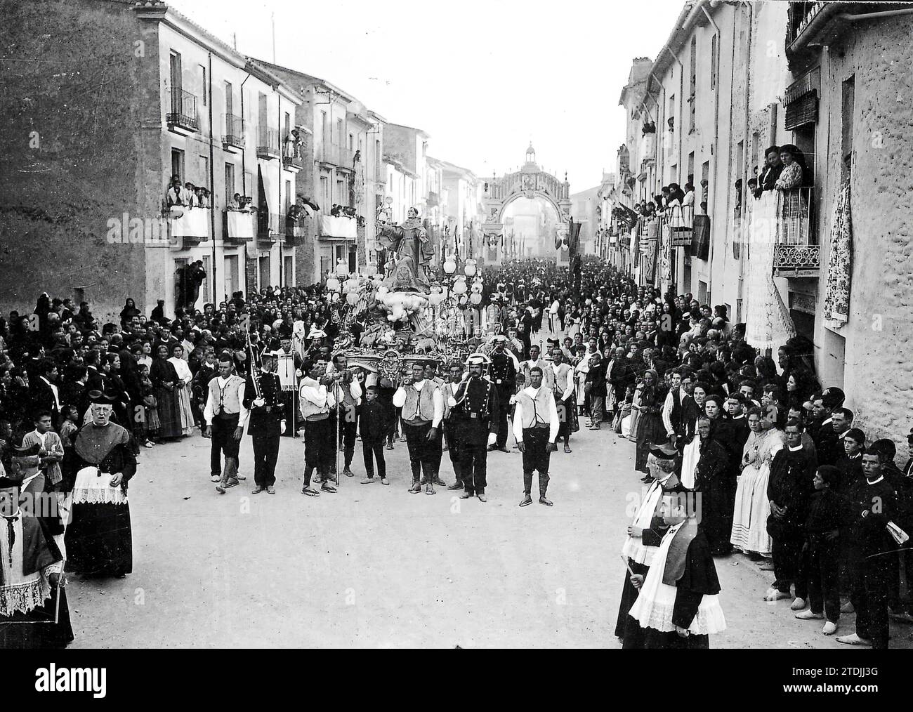 06/30/1911. The pilgrimage to Villarreal. The main street of Villarreal ...