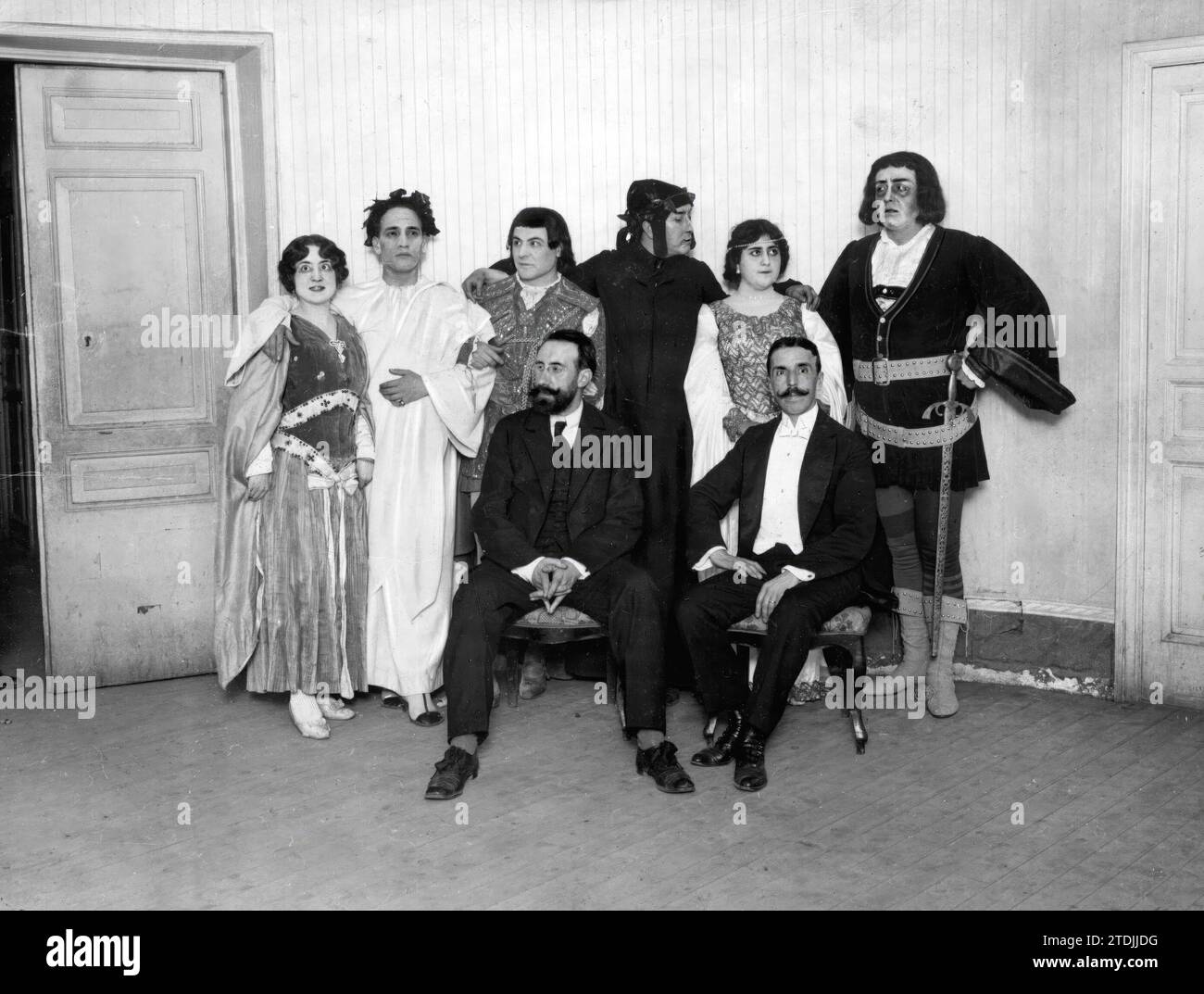 04/30/1915. Premiere at the Teatro Real. The Performers of the Work 'The Tragedy of the Kiss' with the author of the Score, Maestro Conrado del Campo, and the conductor Maestro Saco del Valle. Credit: Album / Archivo ABC / José Zegri Stock Photo