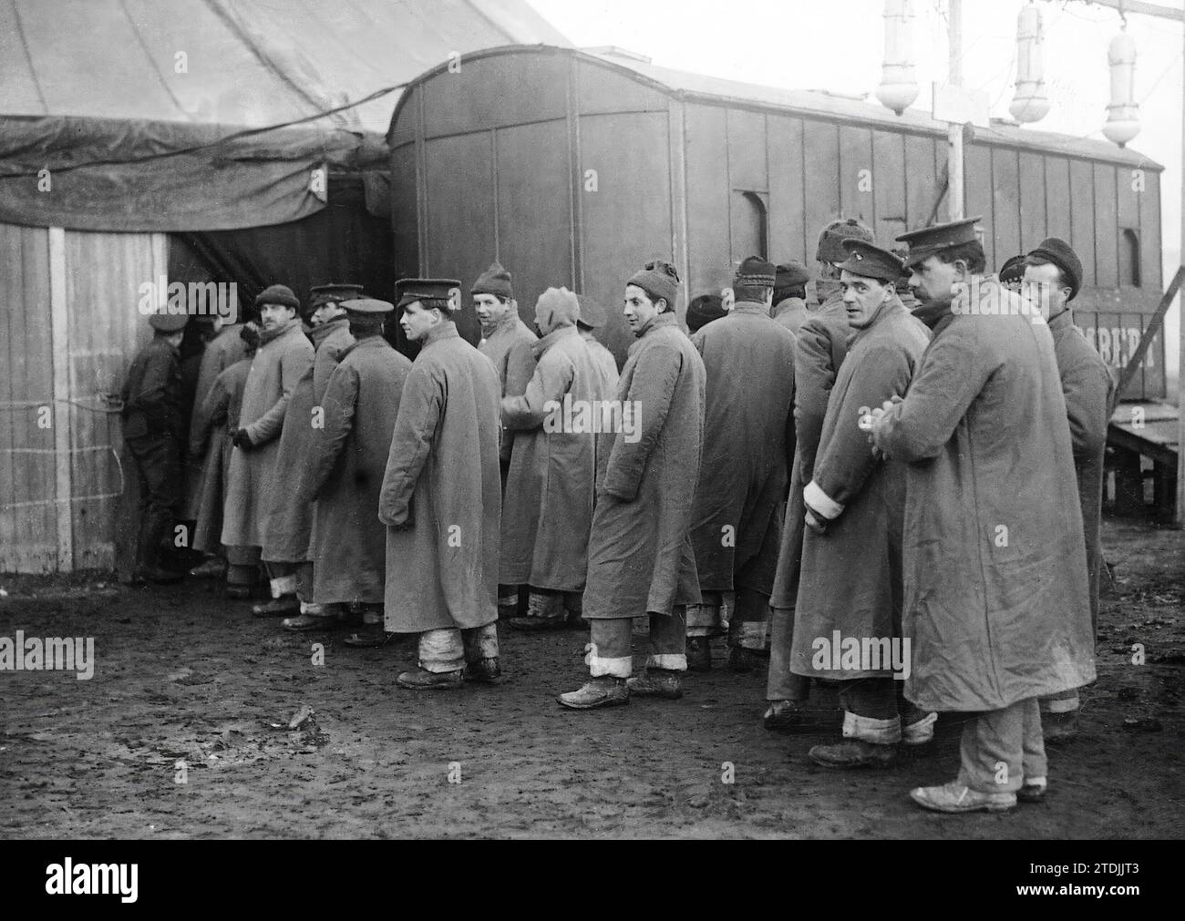 12/31/1914. A theatrical performance in Campaña. Convalescent English Soldiers Entering the barracks prepared for the Theatrical Performances given by the Mr. Hicks company as a gift to the Allied Combatants. Credit: Album / Archivo ABC Stock Photo