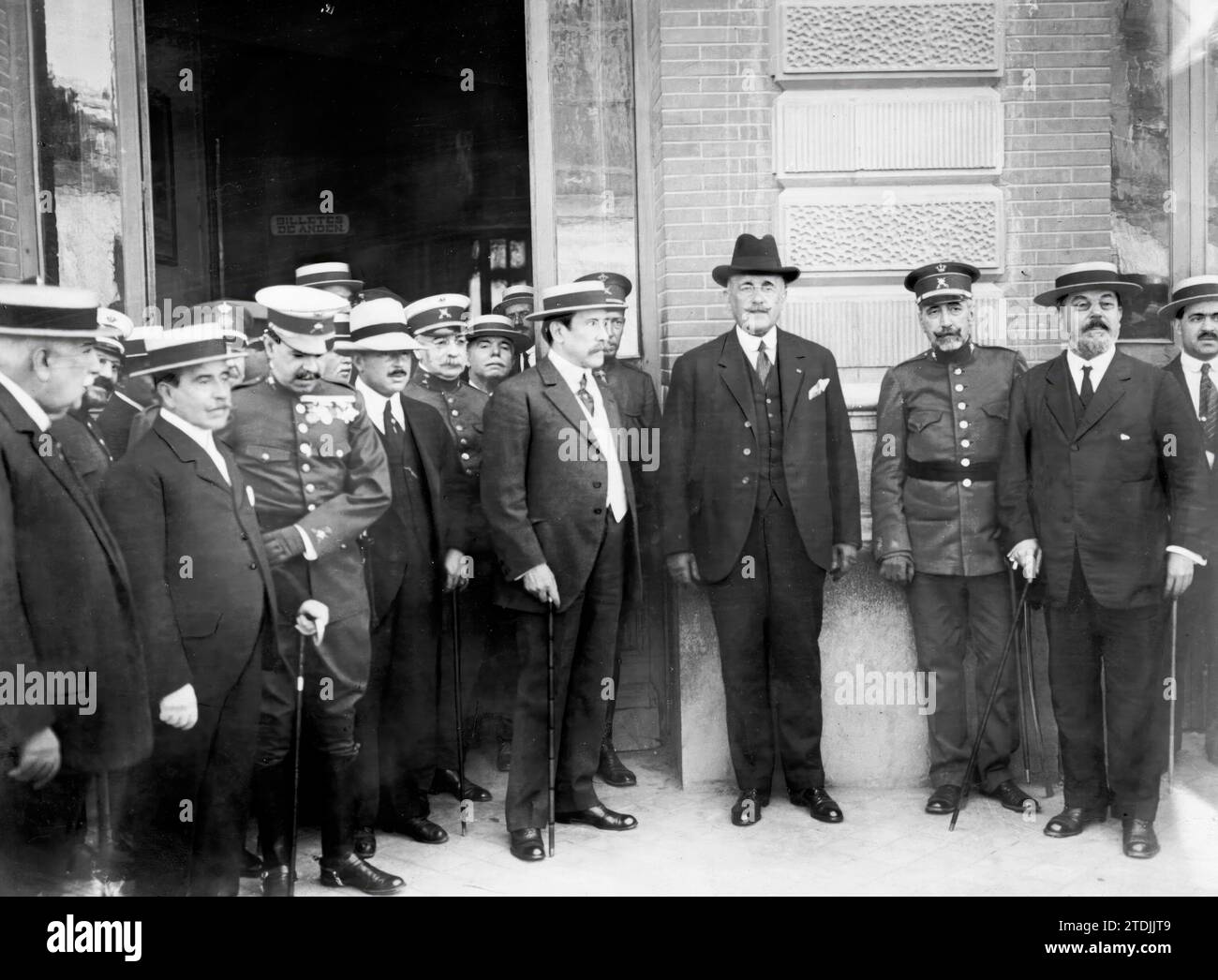 07/15/1915. In new general resident in Morocco. General Jordana (1), accompanied by the Minister of War, Conde del Serrallo (2); From General Arraiz de Conderena (3), new sub-inspector of Troops of the Melilla command, and Senator Mr. Maestre (4), when leaving the noon station yesterday. Credit: Album / Archivo ABC / José Zegri Stock Photo