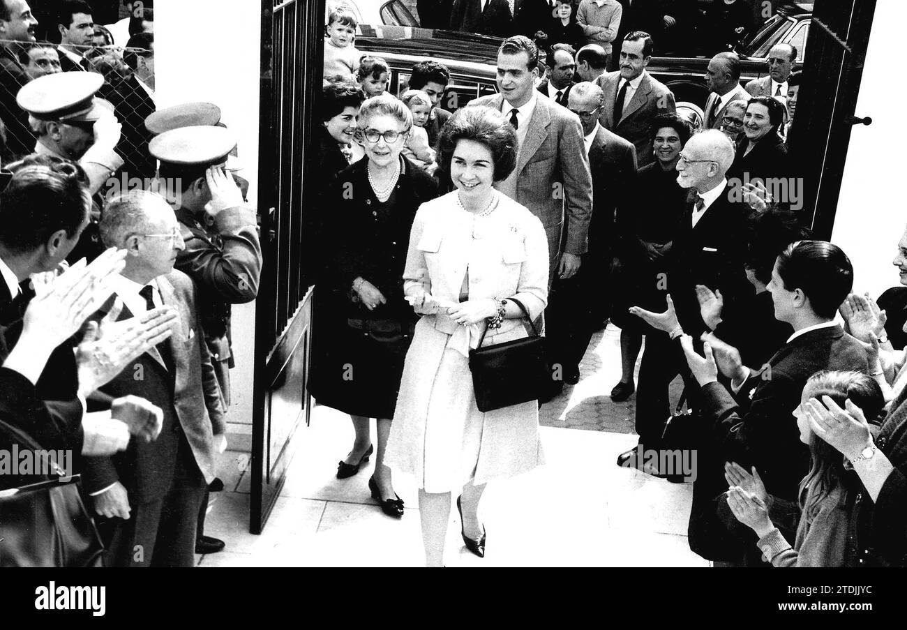 04/14/1963. The Princes visit the Red Cross. Don Juan Carlos and Doña Sofía were on Sunday at the Victoria Eugenia Dispensary Hospital, of the Spanish Red Cross, and at the adjoining First Aid Inspection, which occupies a recently built building. Credit: Album / Archivo ABC / Serrano Stock Photo