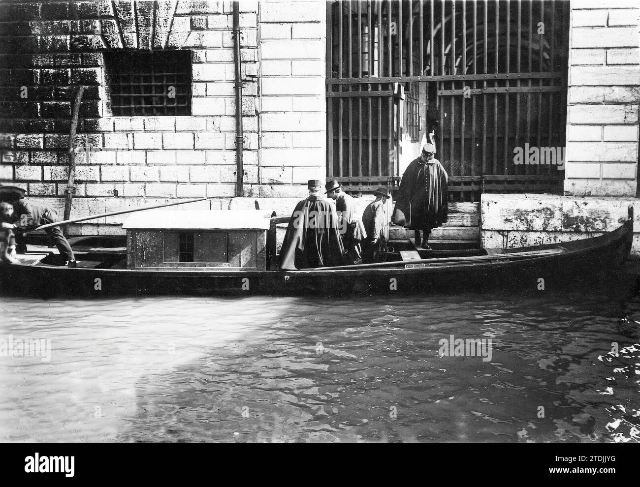Italy, 06/01/1915. A spy imprisoned in Venice. Transfer from prison to the War Council premises of an Austrian accused of espionage. Credit: Album / Archivo ABC / M. Branger Stock Photo