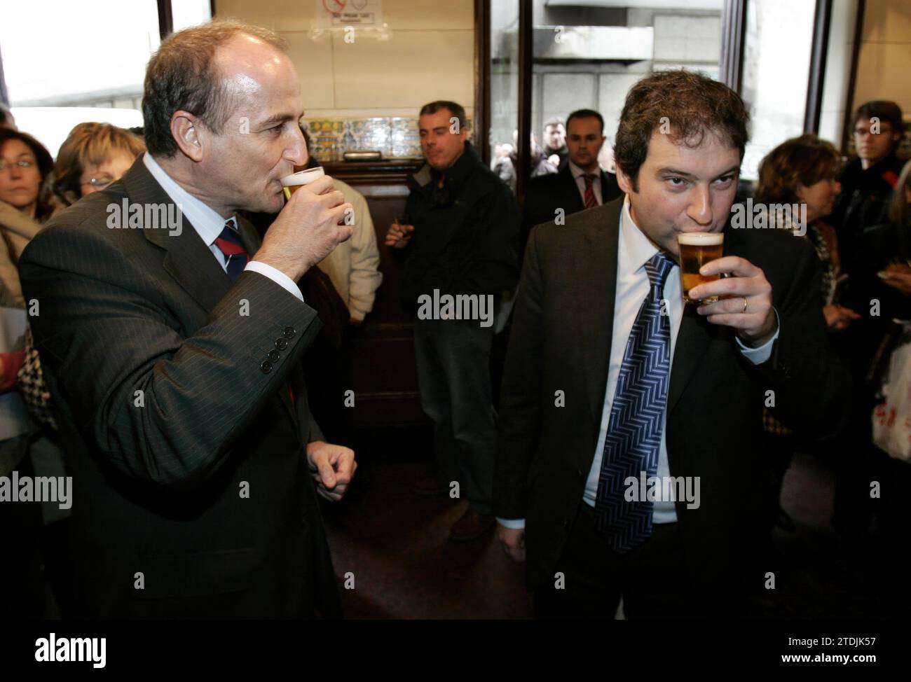 Madrid, December 5, 2006. Miguel Sebastián, PSOE candidate for mayor of Madrid, and Jordi Hereu, mayor of Barcelona, walked this morning through the city center and had a beer at Casa Labra on Tetuán street. Photo: IGNACIO GIL...archdc. Credit: Album / Archivo ABC / Ignacio Gil Stock Photo