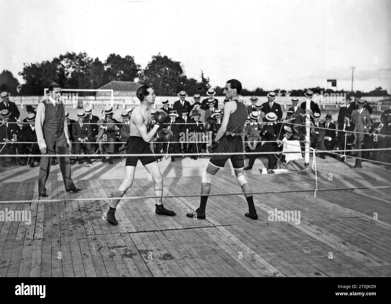 Madrid. 05/28/1915. In the Madrid FC field A moment of the boxing match between the distinguished fans Messrs. Piña (on the left) and Portago (on the right). Credit: Album / Archivo ABC / José Zegri Stock Photo