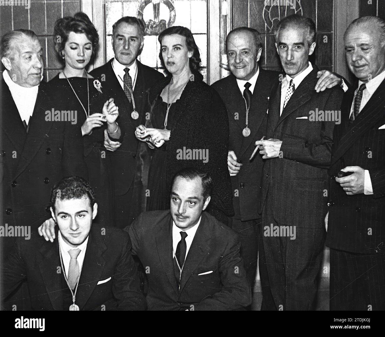 10/31/1957. Awarded. Miguel Ligero, Sarita Montiel, Luis Escobar, Amelia de la Torre, José Cubiles, Regino Sainz de la maza and José Iturbi -Standing-, and Gustavo Pérez Puig and José María Rodero -Seated-, after Serles Imposed the gold medal of the Fine Arts circle at the end of the festival that, for the benefit of Valencia, was held at the Madrid theater. Credit: Album / Archivo ABC / Manuel Sanz Bermejo,Torremocha Stock Photo