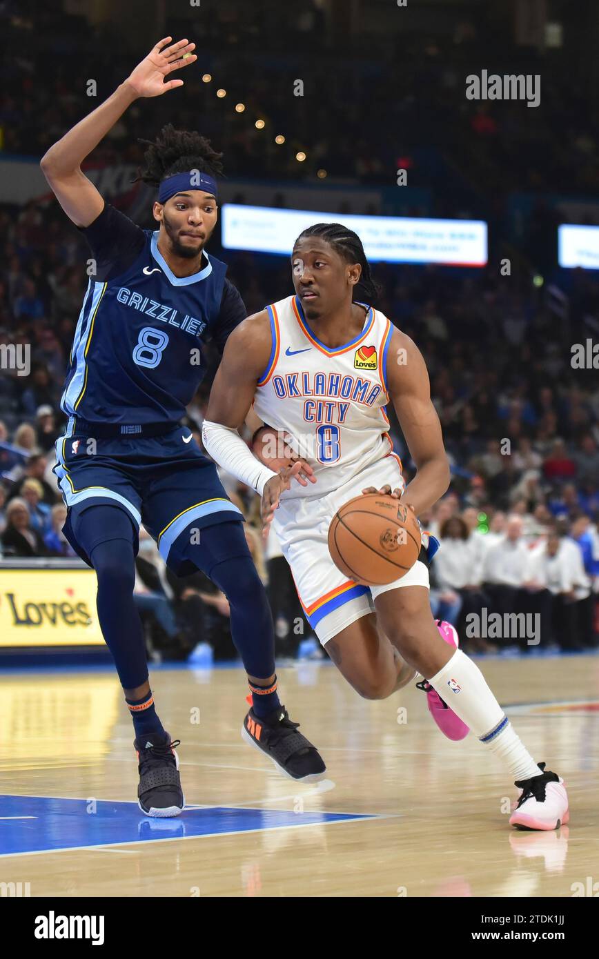 Oklahoma City Thunder forward Jalen Williams (8) drives past Memphis