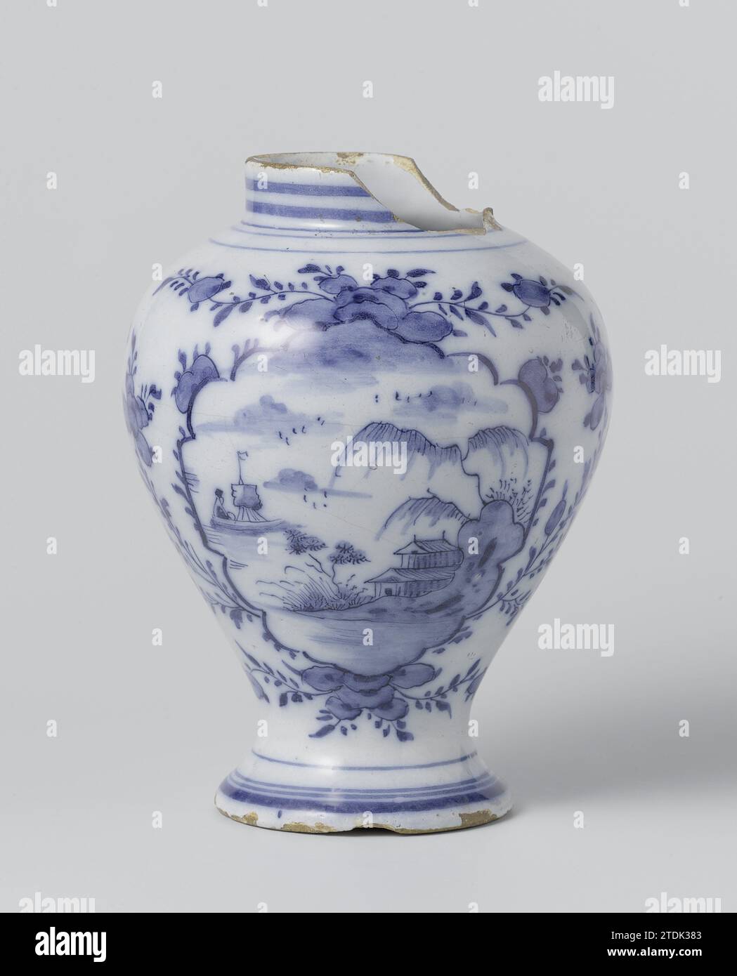 Vase, c. 1760 - c. 1800 Vase van Faience, painted in blue in the glaze with a landscape after Chinese example. Delft . Vase van Faience, painted in blue in the glaze with a landscape after Chinese example. Delft . Stock Photo