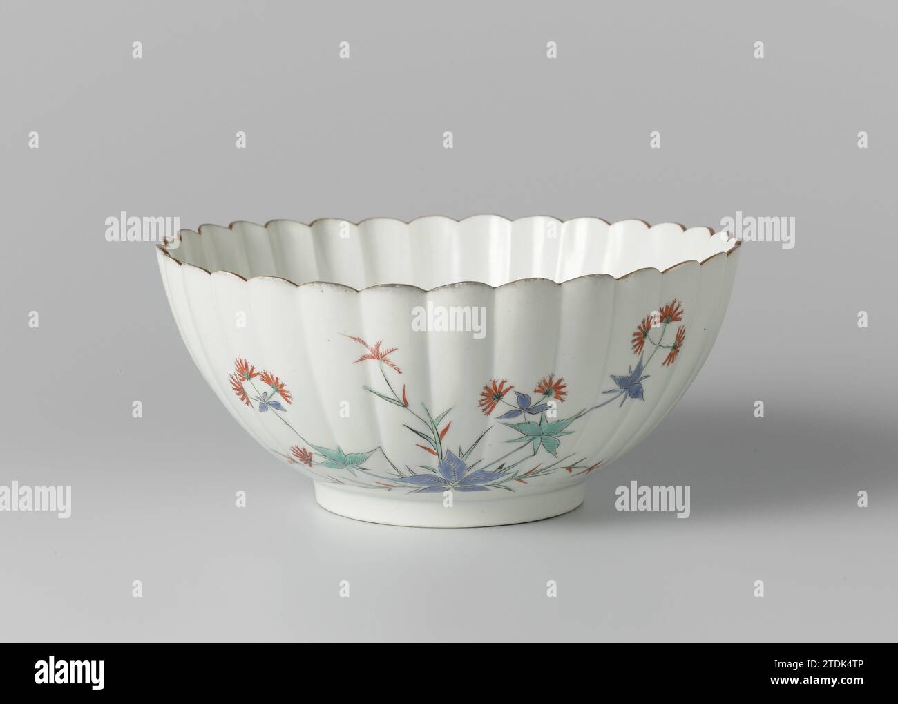 Lobed bowl with patrinia, mistflower and butterflies, anonymous, c. 1670 - c. 1690 Come from porcelain with ribbed wall of 30 ribs, painted on the glaze in blue, red, green, yellow and black with Patinia (Ominaeshi, Patinia Scabiosaefolia on the outside wall on the outside wall); On the other hand, liver herb (Fujibakama, Eupatorium Fortunei) and two butterflies between the plants. Two Hoo birds with clouds in circular shape on the bottom. Brown edge. Old label on the bottom with 'Collection Westendorp/ 128'. Kakiemon. Japan porcelain. glaze. painting / vitrification Come from porcelain with r Stock Photo