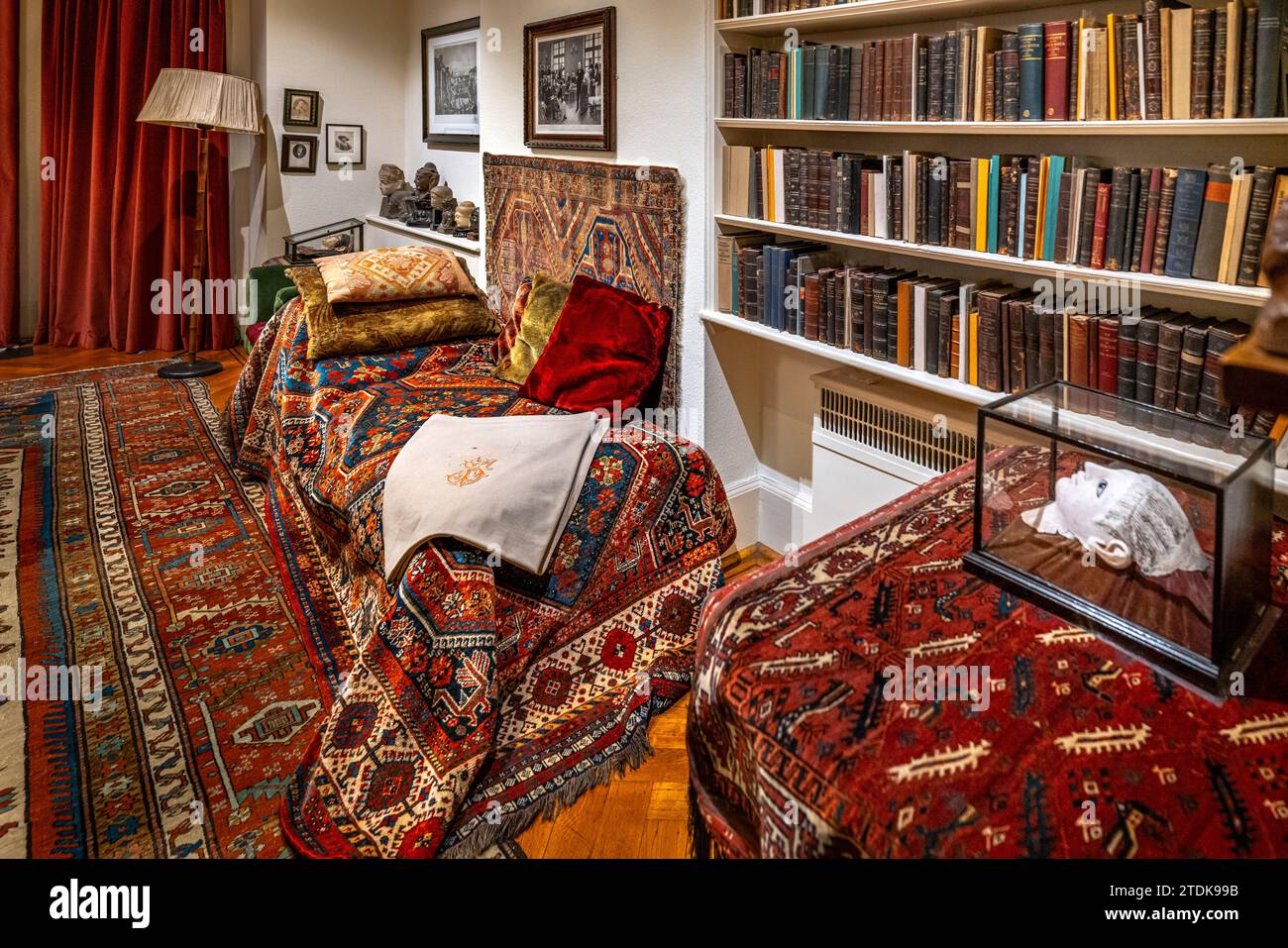 PSYCHOANALYTIC COUCH (1890) THE STUDY SIGMUND FREUD (1856-1939) FREUD ...