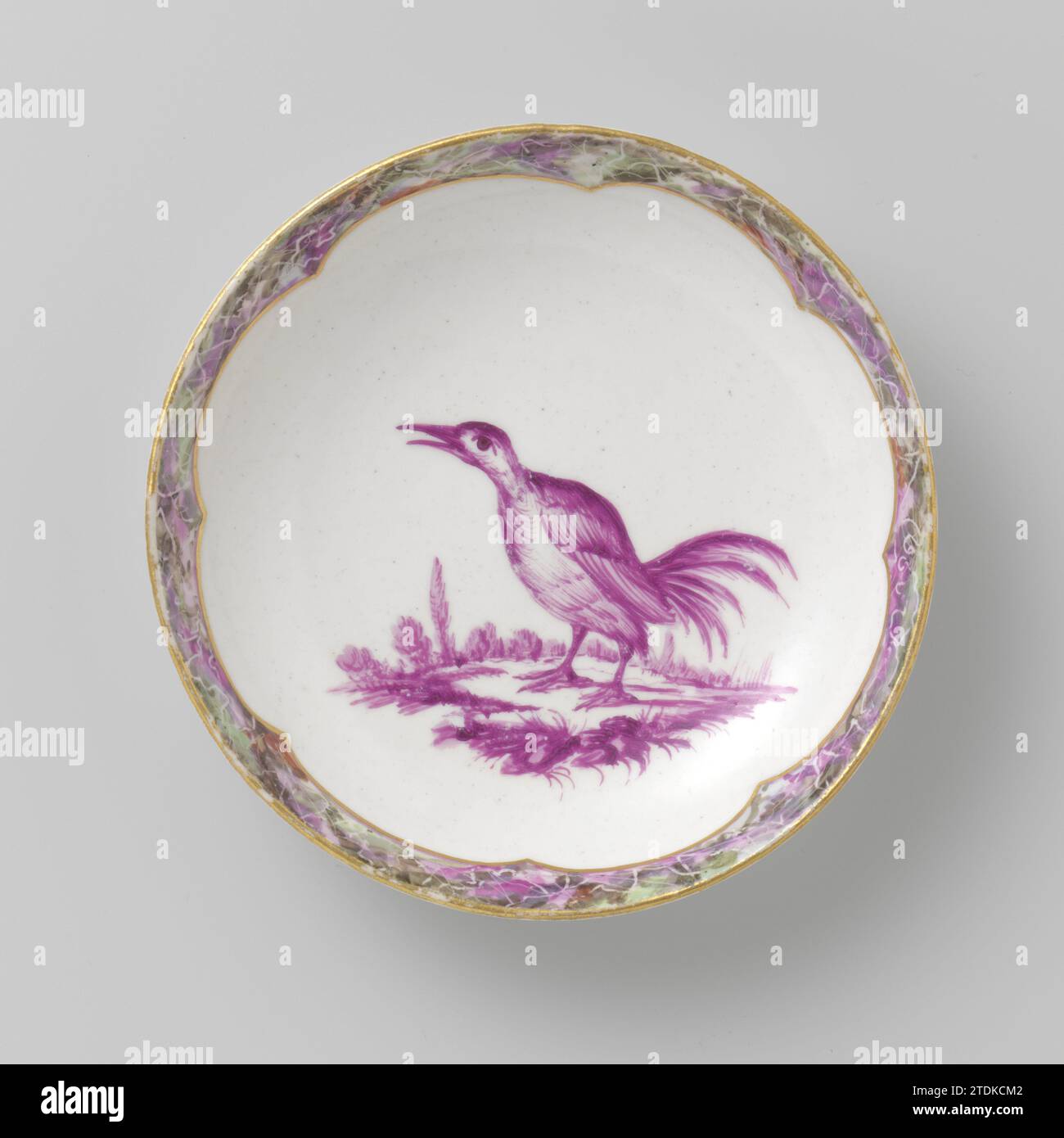 Cup and Saucer, Manufactuur Oud-Loosdrecht, c. 1778 - c. 1782 Porcelain dish. Painted in beet red with a bird on a ground. Along the edges, a grabbed stock -locked stock in beet red, green, gray -brown and red. Golden piping along the dish. Loosdrecht porcelain Porcelain dish. Painted in beet red with a bird on a ground. Along the edges, a grabbed stock -locked stock in beet red, green, gray -brown and red. Golden piping along the dish. Loosdrecht porcelain Stock Photo
