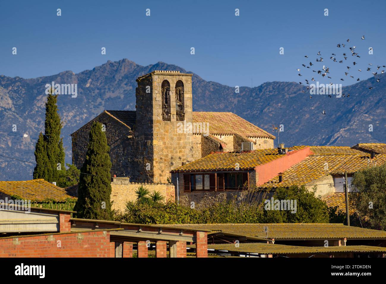Church of Sant Esteve of Vilacolum on an autumn morning (Alt Empordà, Girona, Catalonia, Spain) ESP Iglesia de Sant Esteve de Vilacolum, Gerona España Stock Photo