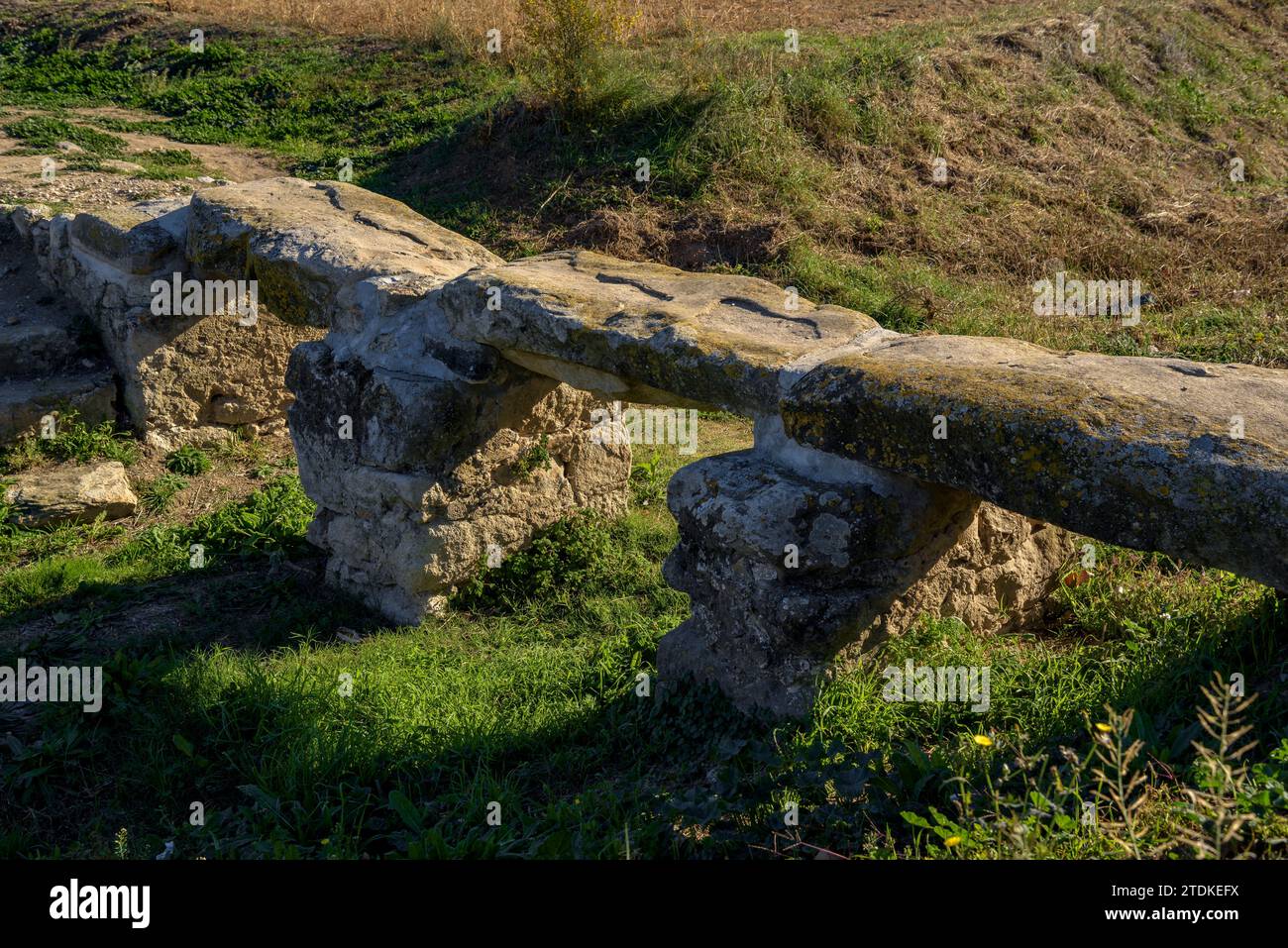 Old medieval stone bridge near Vilamacolum on an autumn afternoon (Alt Empordà, Girona, Catalonia, Spain) ESP: Antiguo puente de piedra medieval Stock Photo