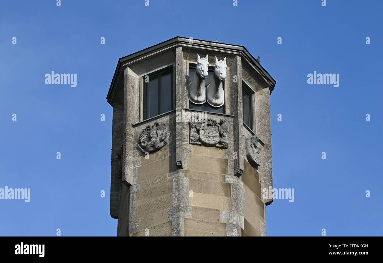 Köln : Pferdekopf Skulpturen am Treppenturm Richmodishaus aus dessen Turmfenstern zwei Pferdeköpfe herausschauen. Diese erinnern an die zur Zeit der Pest spielende Sage um die Kölner Patrizierin Richmodis von Aducht. *** Cologne Horse head sculptures on the Richmodishaus stair tower with two horse heads looking out of the tower windows These are reminiscent of the legend of the Cologne patrician Richmodis von Aducht, which took place at the time of the plague Stock Photo