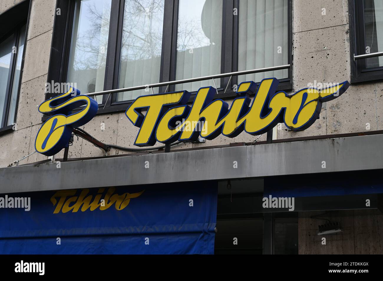 Logo, Schrifzug von Tchibo an einer Filiale des Kaffeeröster ...