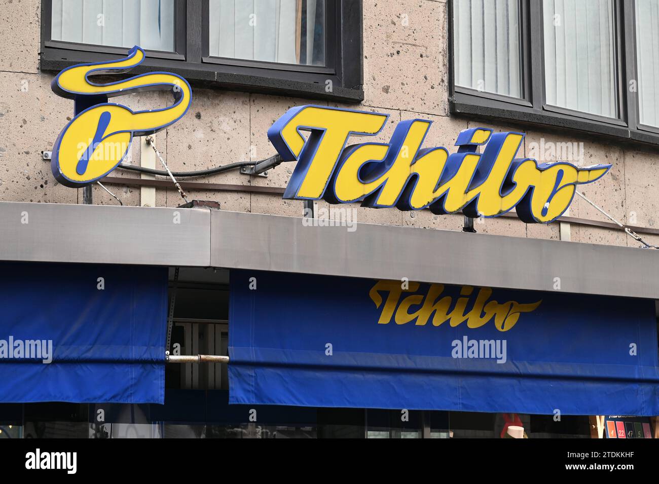 Logo, Schrifzug von Tchibo an einer Filiale des Kaffeeröster ...
