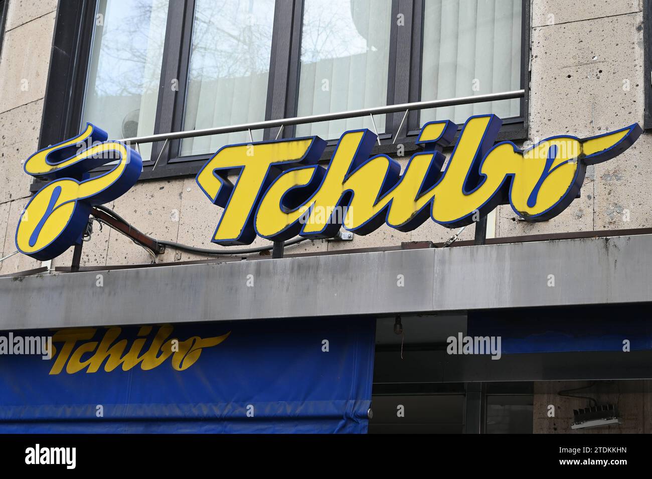 Logo, Schrifzug von Tchibo an einer Filiale des Kaffeeröster ...