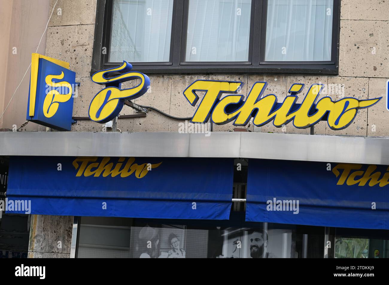 Logo, Schrifzug von Tchibo an einer Filiale des Kaffeeröster ...