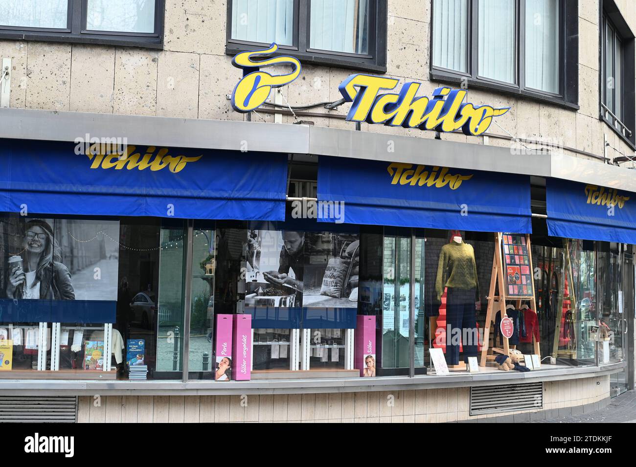 Logo, Schrifzug von Tchibo an einer Filiale des Kaffeeröster ...