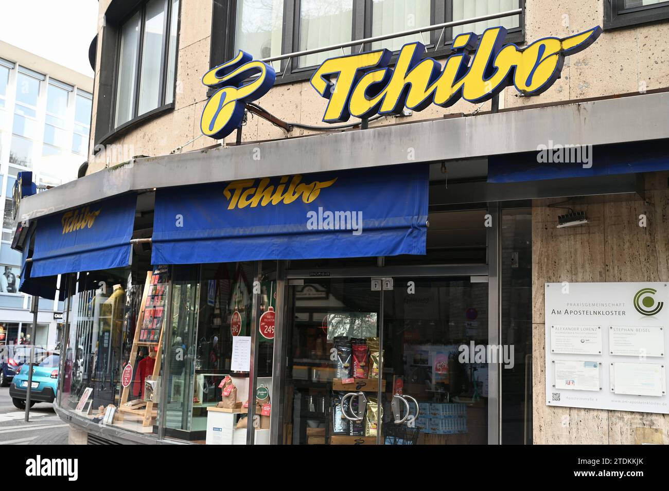 Logo, Schrifzug von Tchibo an einer Filiale des Kaffeeröster ...