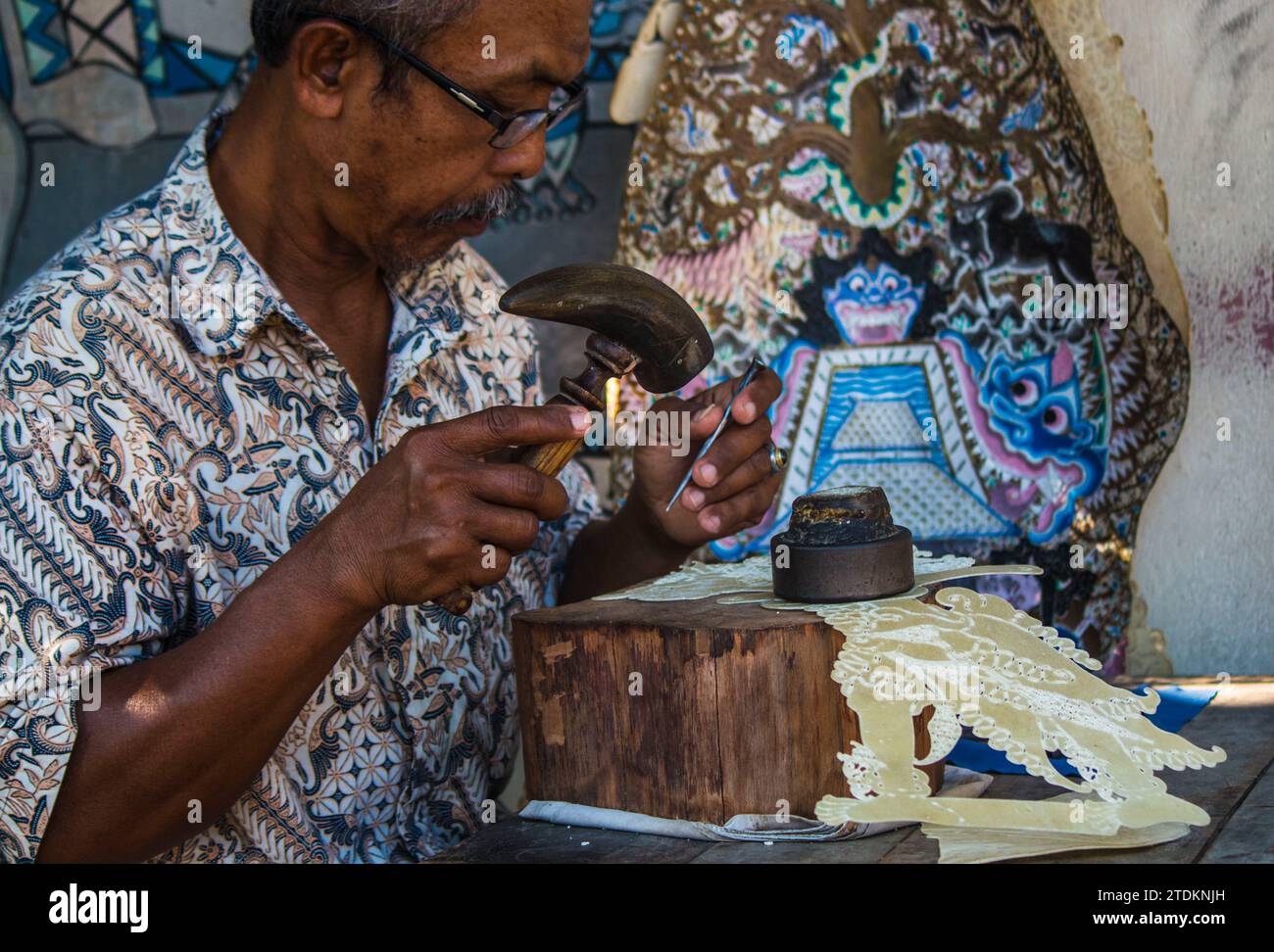 Batik maker in Yogykarta, Indonesia Stock Photo - Alamy