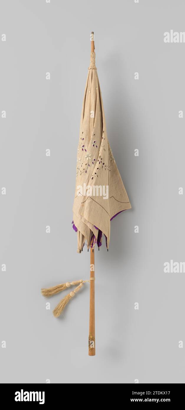 Parasol with a deck -free linen on which in the same color (open) embroidery, lined with purple side, on a Konian light wooden stick, anonymous, c. 1908 Parasol of Écressliglig Linen with white embroidery. Each sector is straightened straight and provided with a machine-border, while open embroidery ('richelieu work') is applied in the form of winding stems, on which six-leaf rosette flowers and open leaves. Furthermore wide varied berries. Purple silk lining. Eight ribs. Wooden cone -shaped button with copper applique with portrait of a lady. A cord is tied with two sides brushes on the stick Stock Photo