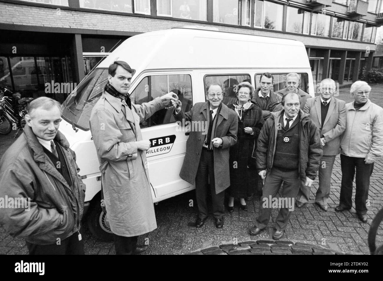 Transfer of van from FRB Hillegom, Hillegom, 15-12-1988, Whizgle News from the Past, Tailored for the Future. Explore historical narratives, Dutch The Netherlands agency image with a modern perspective, bridging the gap between yesterday's events and tomorrow's insights. A timeless journey shaping the stories that shape our future Stock Photo