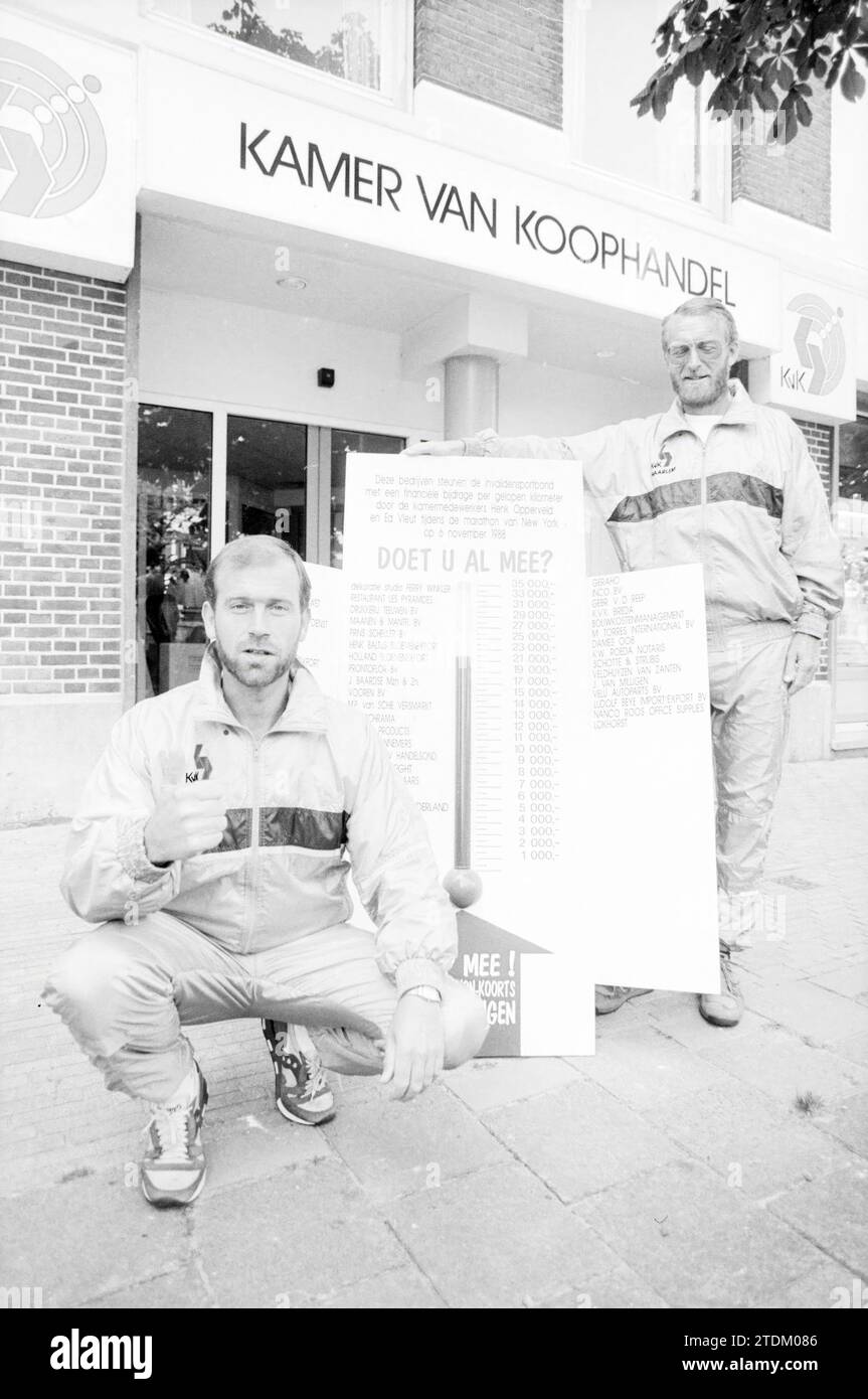 2 marathon runners at Chamber of Commerce, Running, Haarlem, Nassauplein, The Netherlands, 18-09-1988, Whizgle News from the Past, Tailored for the Future. Explore historical narratives, Dutch The Netherlands agency image with a modern perspective, bridging the gap between yesterday's events and tomorrow's insights. A timeless journey shaping the stories that shape our future Stock Photo
