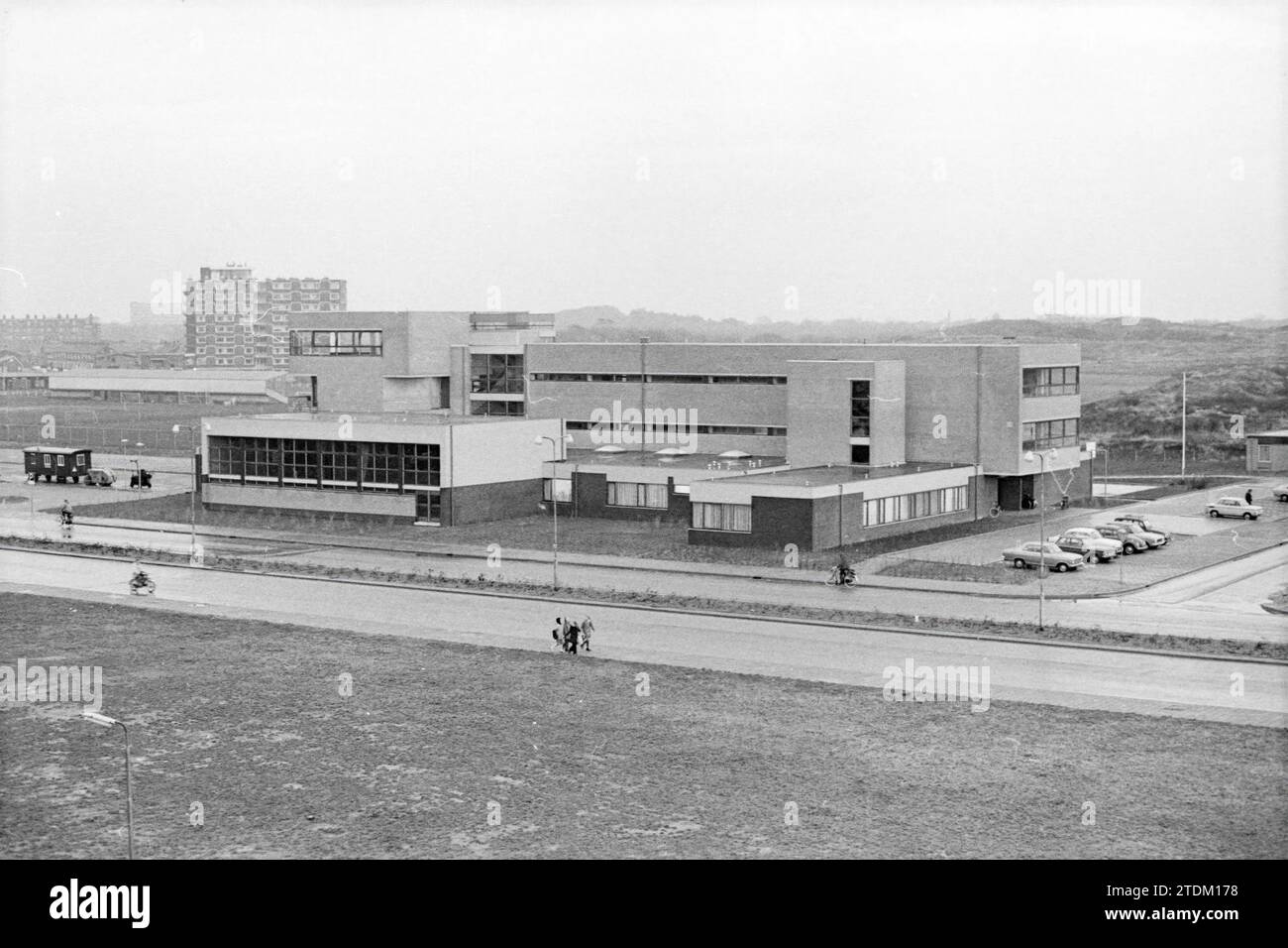 Exterior Prince Berhard School, IJmuiden, The Netherlands, 23-11-1971, Whizgle News from the Past, Tailored for the Future. Explore historical narratives, Dutch The Netherlands agency image with a modern perspective, bridging the gap between yesterday's events and tomorrow's insights. A timeless journey shaping the stories that shape our future Stock Photo